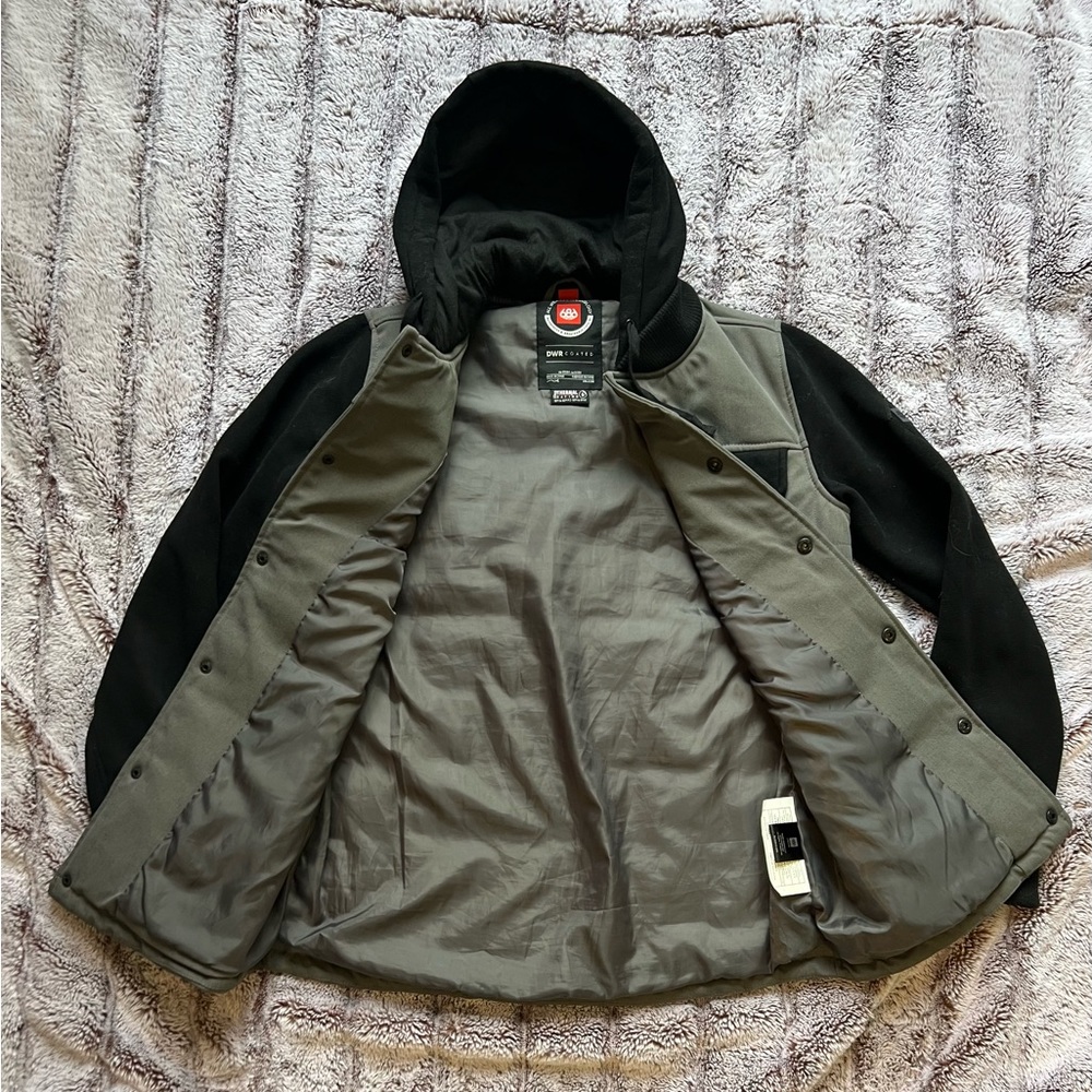 LIKE NEW- 686 Bedwin Snowboard Jacket